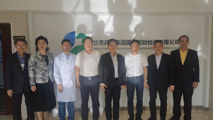2023年8月21日下午，泰國(guó)衛(wèi)生部傳統(tǒng)和替代醫(yī)學(xué)司司長(zhǎng)王通財(cái)，泰國(guó)駐西安總領(lǐng)事館總領(lǐng)事韓美玲，泰國(guó)衛(wèi)生部傳統(tǒng)和替代醫(yī)學(xué)司副司長(zhǎng)特萬(wàn)，泰國(guó)傳統(tǒng)和替代醫(yī)學(xué)部顧問(wèn)文夢(mèng)賢，瓦納拉特納泰國(guó)傳統(tǒng)和替代醫(yī)學(xué)系替代